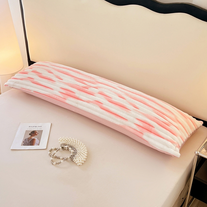 91家纺网 家纺一手货源 找家纺 圣比熊 2025新款法莱绒双人枕套牛奶绒加长法兰绒枕芯套兔毛绒雪花绒枕头套-抽条 法莱绒抽条-梦幻樱粉