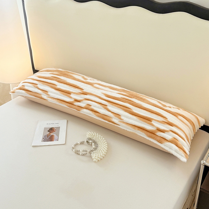 91家纺网 家纺一手货源 找家纺 圣比熊 2025新款法莱绒双人枕套牛奶绒加长法兰绒枕芯套兔毛绒雪花绒枕头套-抽条 法莱绒抽条-梦幻奶咖