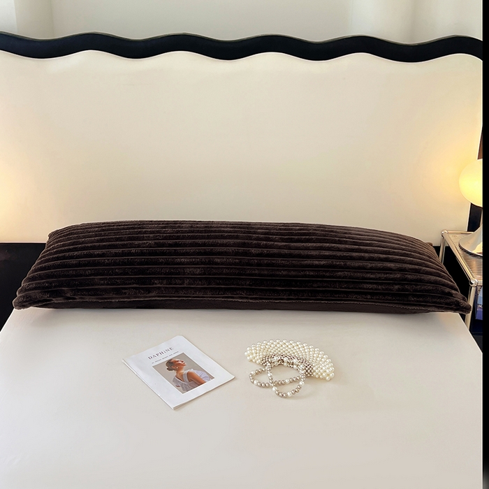 91家纺网 家纺一手货源 找家纺 圣比熊 2025新款法莱绒双人枕套牛奶绒加长法兰绒枕芯套兔毛绒雪花绒枕头套-抽条 法莱绒抽条-咖啡色