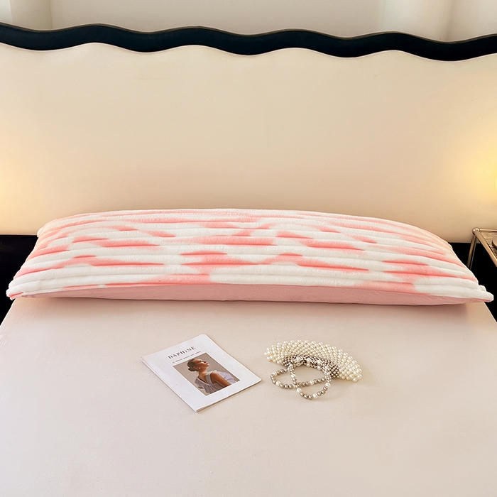 91家纺网 家纺一手货源 找家纺 圣比熊 2025新款法莱绒双人枕套牛奶绒加长法兰绒枕芯套兔毛绒雪花绒枕头套-抽条 法莱绒抽条-梦幻樱粉