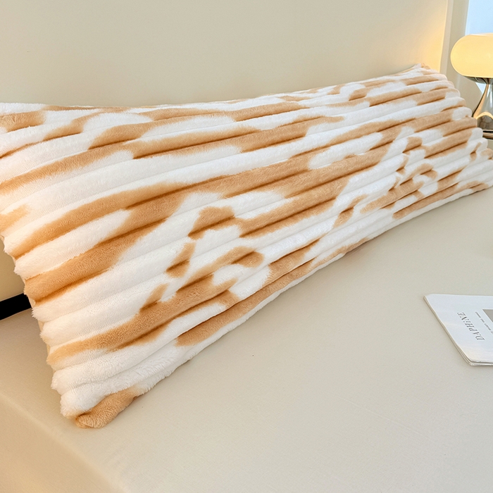 91家纺网 家纺一手货源 找家纺 圣比熊 2025新款法莱绒双人枕套牛奶绒加长法兰绒枕芯套兔毛绒雪花绒枕头套-抽条 法莱绒抽条-梦幻奶咖