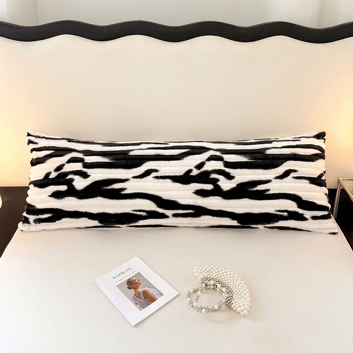 91家纺网 家纺一手货源 找家纺 圣比熊 2025新款法莱绒双人枕套牛奶绒加长法兰绒枕芯套兔毛绒雪花绒枕头套-抽条 法莱绒抽条-梦幻墨白