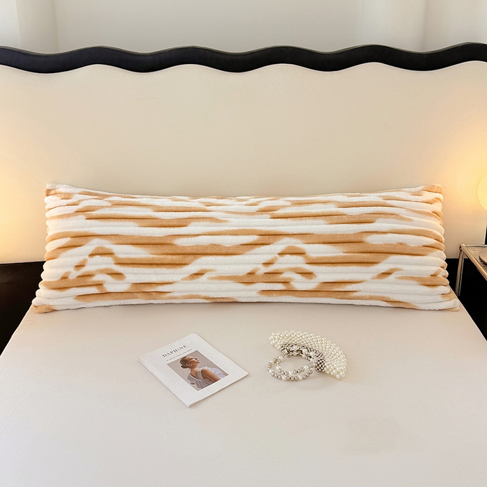 91家纺网 家纺一手货源 找家纺 圣比熊 2025新款法莱绒双人枕套牛奶绒加长法兰绒枕芯套兔毛绒雪花绒枕头套-抽条 法莱绒抽条-梦幻奶咖