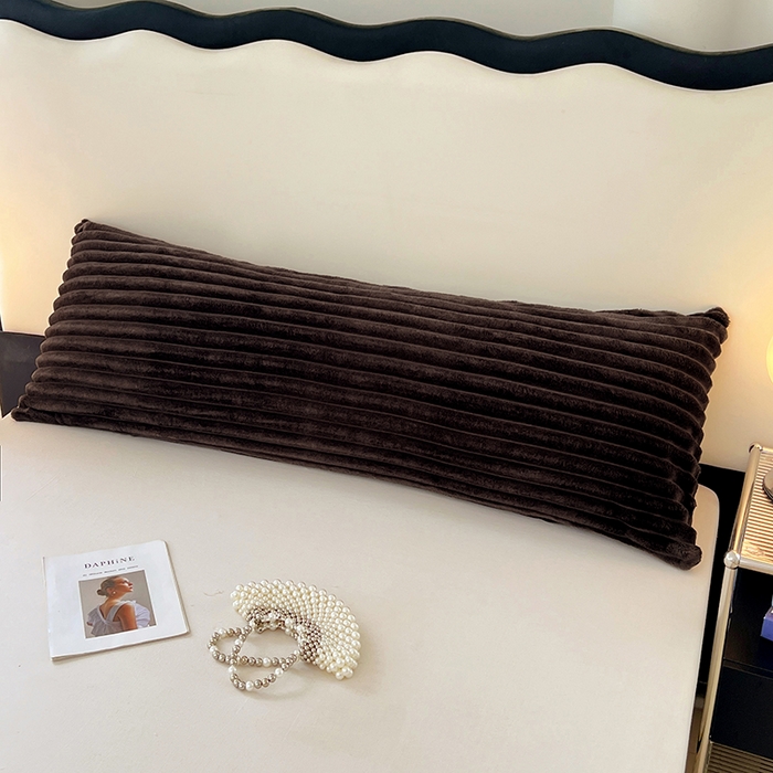 91家纺网 家纺一手货源 找家纺 圣比熊 2025新款法莱绒双人枕套牛奶绒加长法兰绒枕芯套兔毛绒雪花绒枕头套-抽条 法莱绒抽条-咖啡色