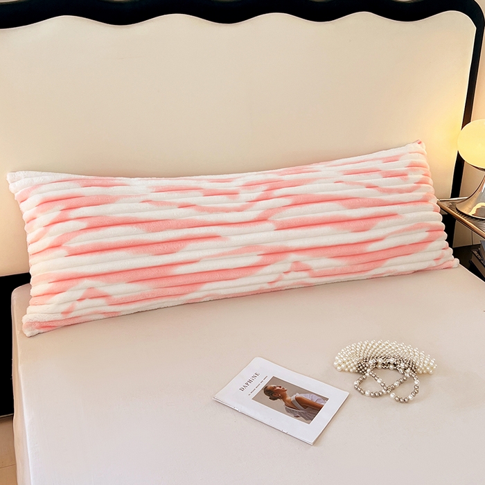 91家纺网 家纺一手货源 找家纺 圣比熊 2025新款法莱绒双人枕套牛奶绒加长法兰绒枕芯套兔毛绒雪花绒枕头套-抽条 法莱绒抽条-梦幻樱粉