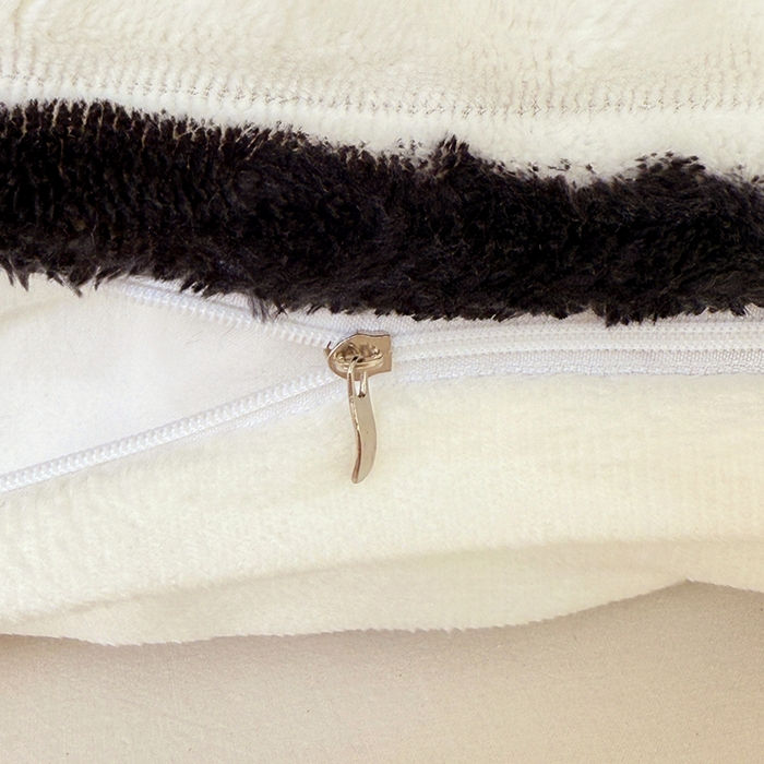 91家纺网 家纺一手货源 找家纺 圣比熊 2025新款法莱绒双人枕套牛奶绒加长法兰绒枕芯套兔毛绒雪花绒枕头套-抽条 法莱绒抽条-梦幻墨白