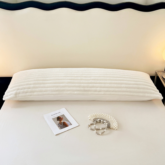 91家纺网 家纺一手货源 找家纺 圣比熊 2025新款法莱绒双人枕套牛奶绒加长法兰绒枕芯套兔毛绒雪花绒枕头套-抽条 法莱绒抽条-晨曦白