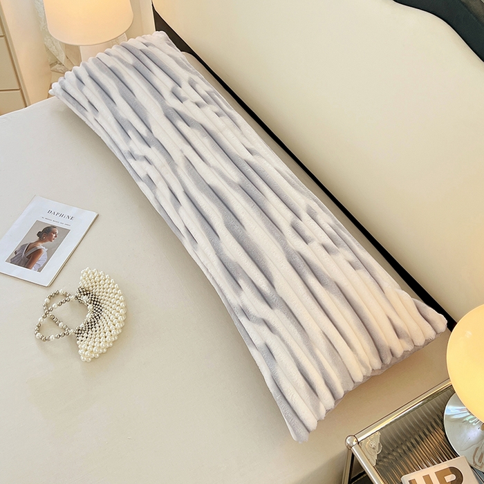 91家纺网 家纺一手货源 找家纺 圣比熊 2025新款法莱绒双人枕套牛奶绒加长法兰绒枕芯套兔毛绒雪花绒枕头套-抽条 法莱绒抽条-梦幻浅灰