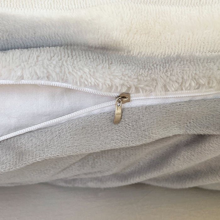 91家纺网 家纺一手货源 找家纺 圣比熊 2025新款法莱绒双人枕套牛奶绒加长法兰绒枕芯套兔毛绒雪花绒枕头套-抽条 法莱绒抽条-梦幻浅灰