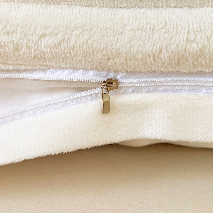 91家纺网 家纺一手货源 找家纺 圣比熊 2025新款法莱绒双人枕套牛奶绒加长法兰绒枕芯套兔毛绒雪花绒枕头套-抽条 法莱绒抽条-晨曦白