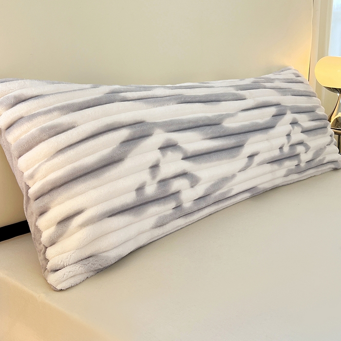 91家纺网 家纺一手货源 找家纺 圣比熊 2025新款法莱绒双人枕套牛奶绒加长法兰绒枕芯套兔毛绒雪花绒枕头套-抽条 法莱绒抽条-梦幻浅灰