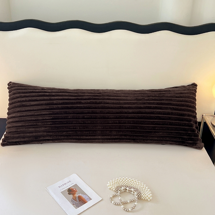 91家纺网 家纺一手货源 找家纺 圣比熊 2025新款法莱绒双人枕套牛奶绒加长法兰绒枕芯套兔毛绒雪花绒枕头套-抽条 法莱绒抽条-咖啡色