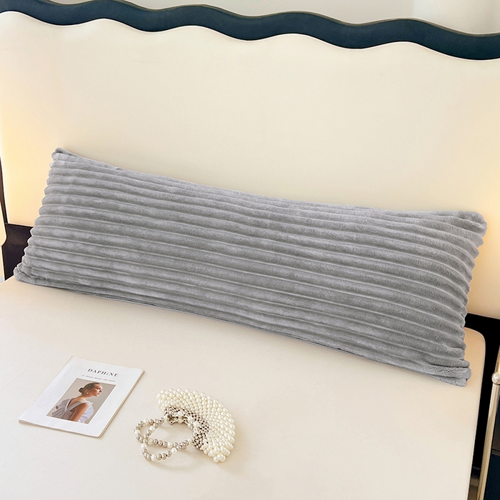 91家纺网 家纺一手货源 找家纺 圣比熊 2025新款法莱绒双人枕套牛奶绒加长法兰绒枕芯套兔毛绒雪花绒枕头套-抽条 法莱绒抽条-烟雨灰