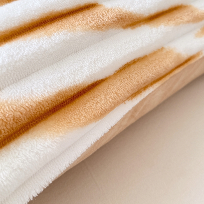 91家纺网 家纺一手货源 找家纺 圣比熊 2025新款法莱绒双人枕套牛奶绒加长法兰绒枕芯套兔毛绒雪花绒枕头套-抽条 法莱绒抽条-梦幻奶咖