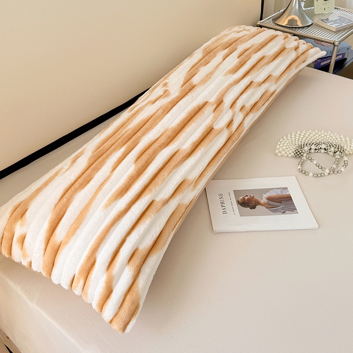 91家纺网 家纺一手货源 找家纺 圣比熊 2025新款法莱绒双人枕套牛奶绒加长法兰绒枕芯套兔毛绒雪花绒枕头套-抽条 法莱绒抽条-梦幻奶咖