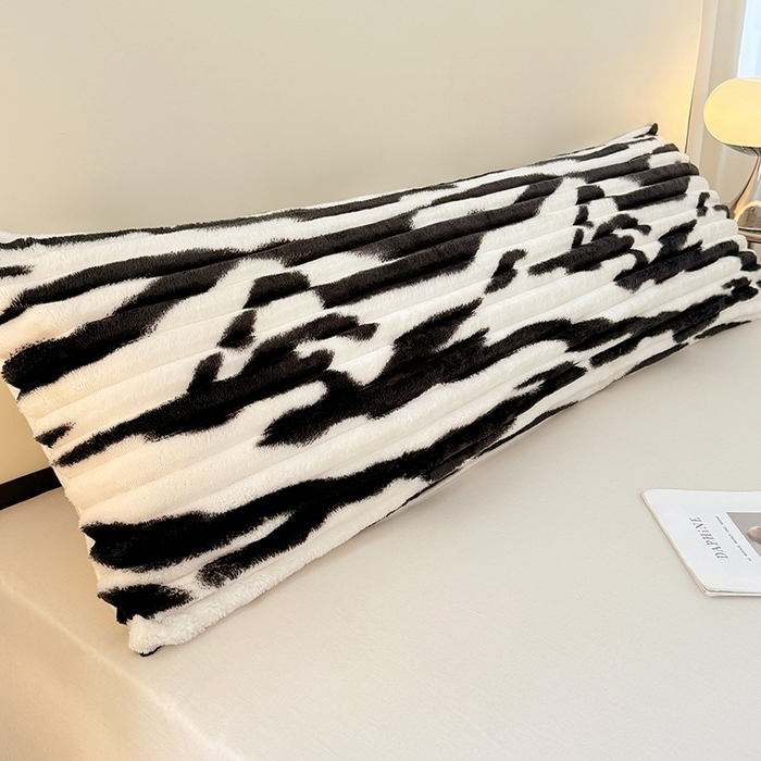 91家纺网 家纺一手货源 找家纺 圣比熊 2025新款法莱绒双人枕套牛奶绒加长法兰绒枕芯套兔毛绒雪花绒枕头套-抽条 法莱绒抽条-梦幻墨白