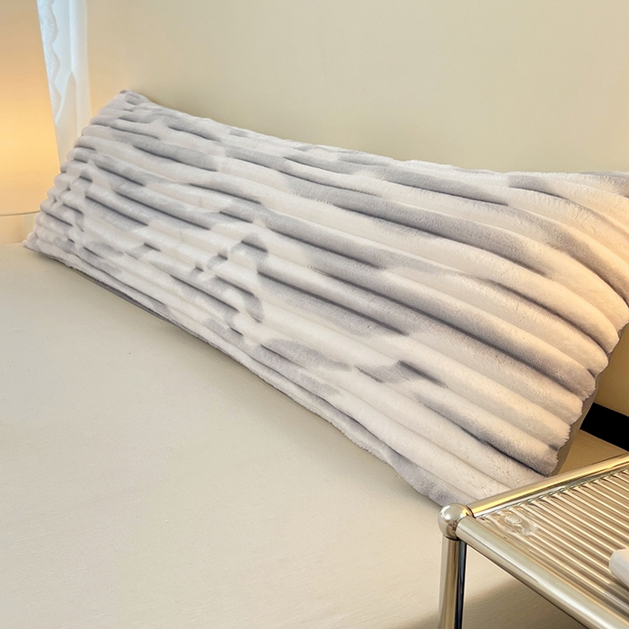 91家纺网 家纺一手货源 找家纺 圣比熊 2025新款法莱绒双人枕套牛奶绒加长法兰绒枕芯套兔毛绒雪花绒枕头套-抽条 法莱绒抽条-梦幻浅灰