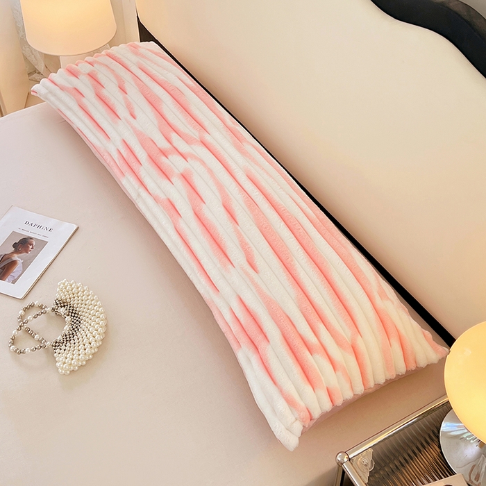 91家纺网 家纺一手货源 找家纺 圣比熊 2025新款法莱绒双人枕套牛奶绒加长法兰绒枕芯套兔毛绒雪花绒枕头套-抽条 法莱绒抽条-梦幻樱粉