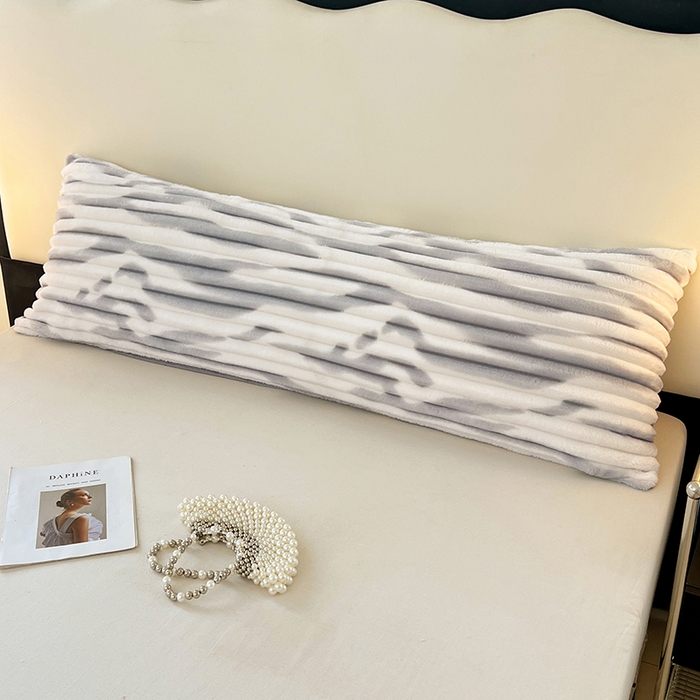 91家纺网 家纺一手货源 找家纺 圣比熊 2025新款法莱绒双人枕套牛奶绒加长法兰绒枕芯套兔毛绒雪花绒枕头套-抽条 法莱绒抽条-梦幻浅灰