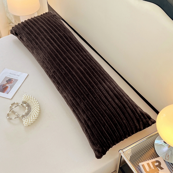 91家纺网 家纺一手货源 找家纺 圣比熊 2025新款法莱绒双人枕套牛奶绒加长法兰绒枕芯套兔毛绒雪花绒枕头套-抽条 法莱绒抽条-咖啡色