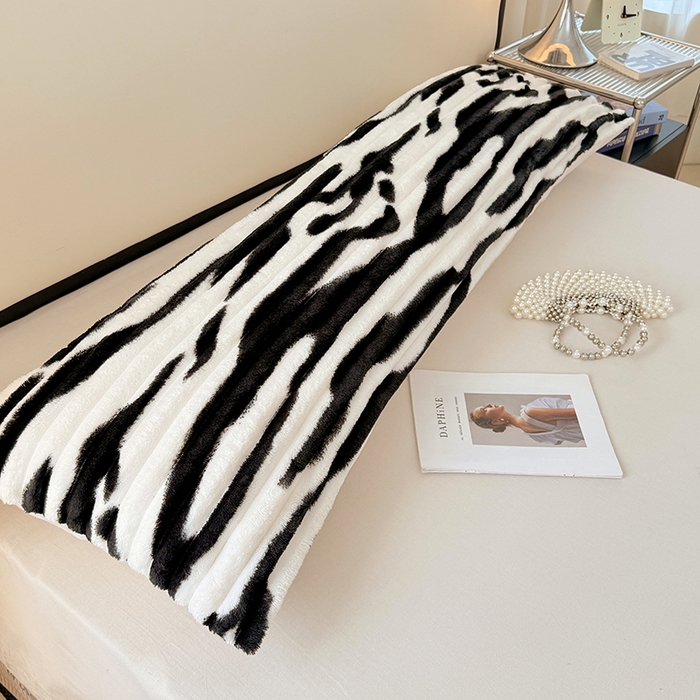 91家纺网 家纺一手货源 找家纺 圣比熊 2025新款法莱绒双人枕套牛奶绒加长法兰绒枕芯套兔毛绒雪花绒枕头套-抽条 法莱绒抽条-梦幻墨白