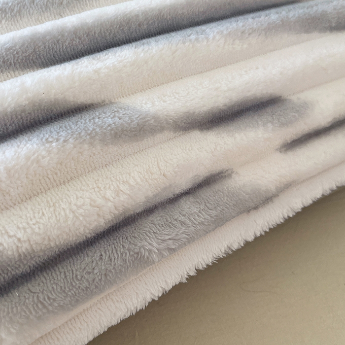 91家纺网 家纺一手货源 找家纺 圣比熊 2025新款法莱绒双人枕套牛奶绒加长法兰绒枕芯套兔毛绒雪花绒枕头套-抽条 法莱绒抽条-梦幻浅灰