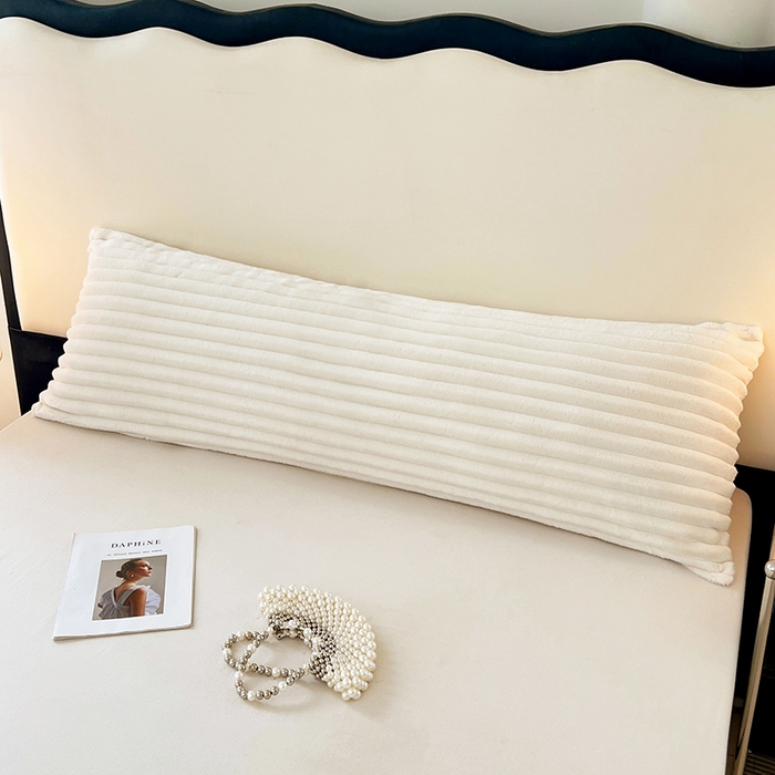 91家纺网 家纺一手货源 找家纺 圣比熊 2025新款法莱绒双人枕套牛奶绒加长法兰绒枕芯套兔毛绒雪花绒枕头套-抽条 法莱绒抽条-晨曦白