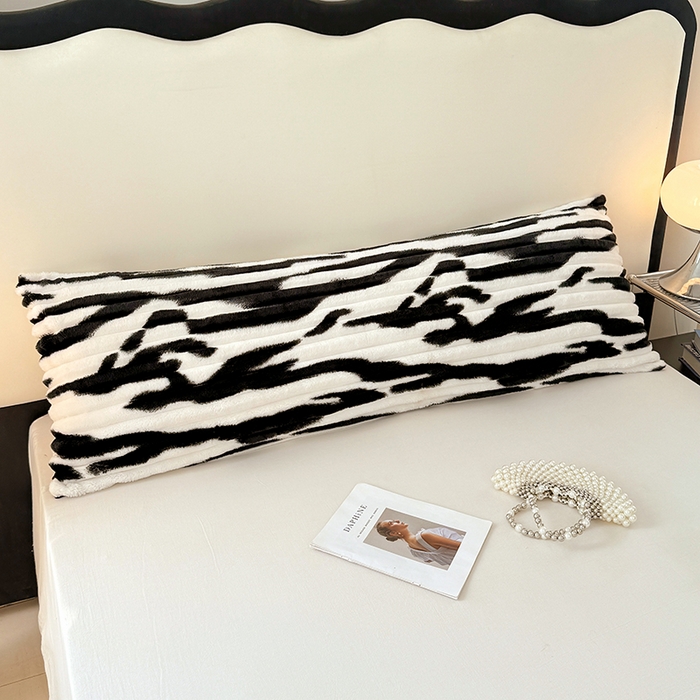 91家纺网 家纺一手货源 找家纺 圣比熊 2025新款法莱绒双人枕套牛奶绒加长法兰绒枕芯套兔毛绒雪花绒枕头套-抽条 法莱绒抽条-梦幻墨白