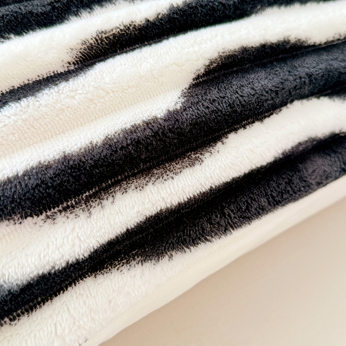 91家纺网 家纺一手货源 找家纺 圣比熊 2025新款法莱绒双人枕套牛奶绒加长法兰绒枕芯套兔毛绒雪花绒枕头套-抽条 法莱绒抽条-梦幻墨白