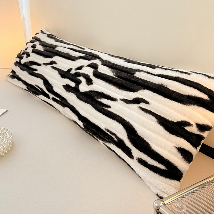 91家纺网 家纺一手货源 找家纺 圣比熊 2025新款法莱绒双人枕套牛奶绒加长法兰绒枕芯套兔毛绒雪花绒枕头套-抽条 法莱绒抽条-梦幻墨白