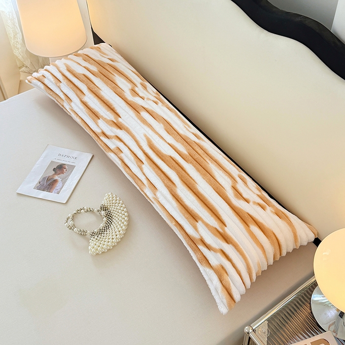 91家纺网 家纺一手货源 找家纺 圣比熊 2025新款法莱绒双人枕套牛奶绒加长法兰绒枕芯套兔毛绒雪花绒枕头套-抽条 法莱绒抽条-梦幻奶咖