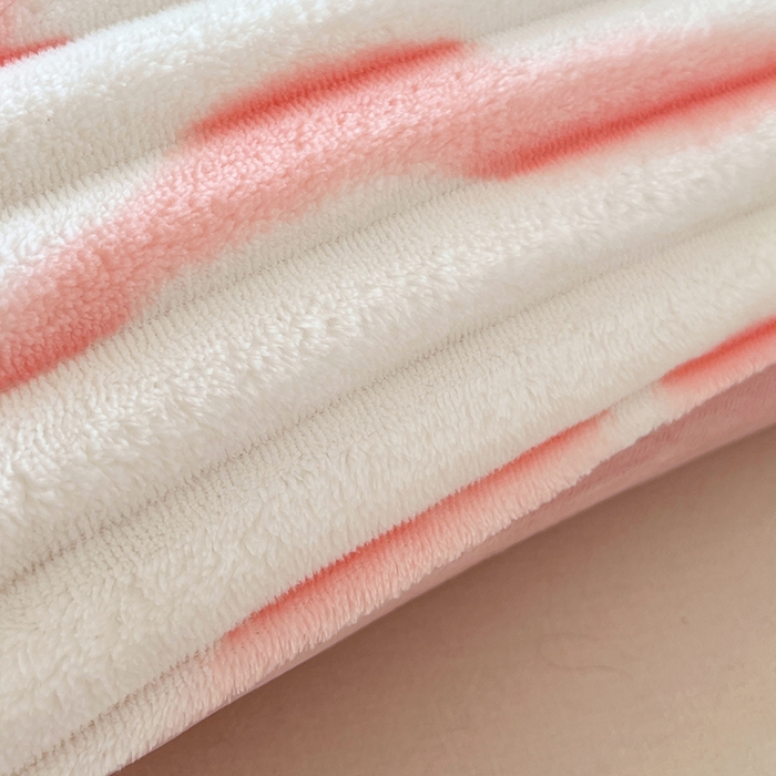 91家纺网 家纺一手货源 找家纺 圣比熊 2025新款法莱绒双人枕套牛奶绒加长法兰绒枕芯套兔毛绒雪花绒枕头套-抽条 法莱绒抽条-梦幻樱粉