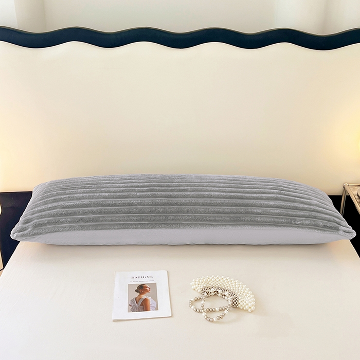 91家纺网 家纺一手货源 找家纺 圣比熊 2025新款法莱绒双人枕套牛奶绒加长法兰绒枕芯套兔毛绒雪花绒枕头套-抽条 法莱绒抽条-烟雨灰