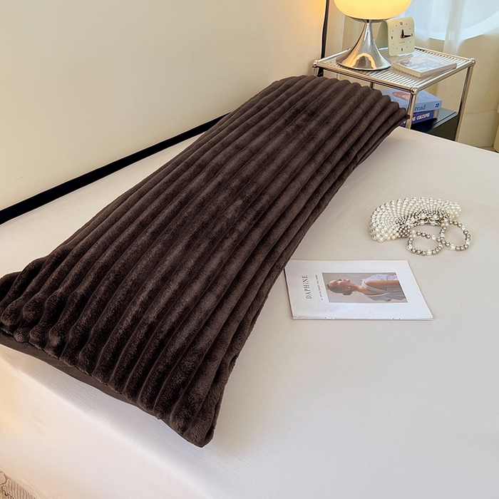 91家纺网 家纺一手货源 找家纺 圣比熊 2025新款法莱绒双人枕套牛奶绒加长法兰绒枕芯套兔毛绒雪花绒枕头套-抽条 法莱绒抽条-咖啡色