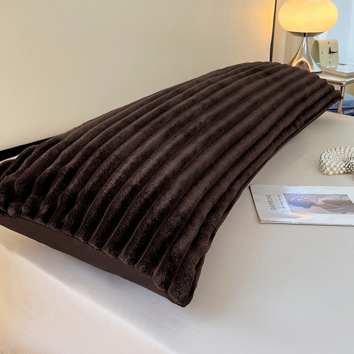 91家纺网 家纺一手货源 找家纺 圣比熊 2025新款法莱绒双人枕套牛奶绒加长法兰绒枕芯套兔毛绒雪花绒枕头套-抽条 法莱绒抽条-咖啡色