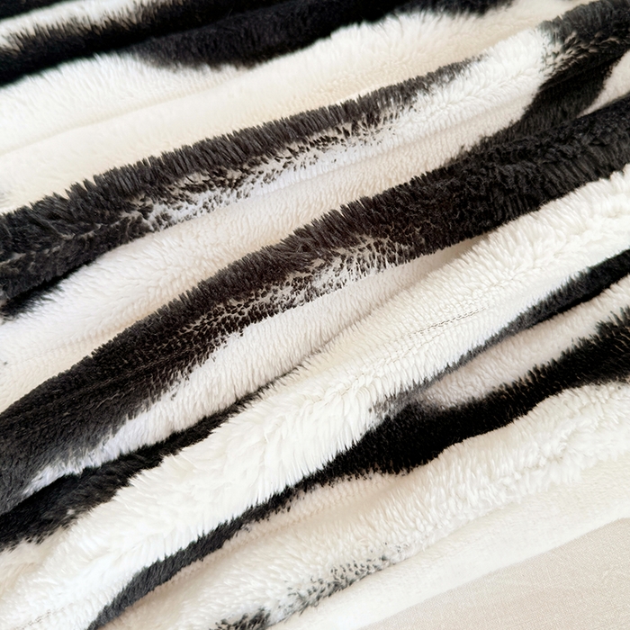 91家纺网 家纺一手货源 找家纺 圣比熊 2025新款法莱绒双人枕套牛奶绒加长法兰绒枕芯套兔毛绒雪花绒枕头套-抽条 法莱绒抽条-梦幻墨白