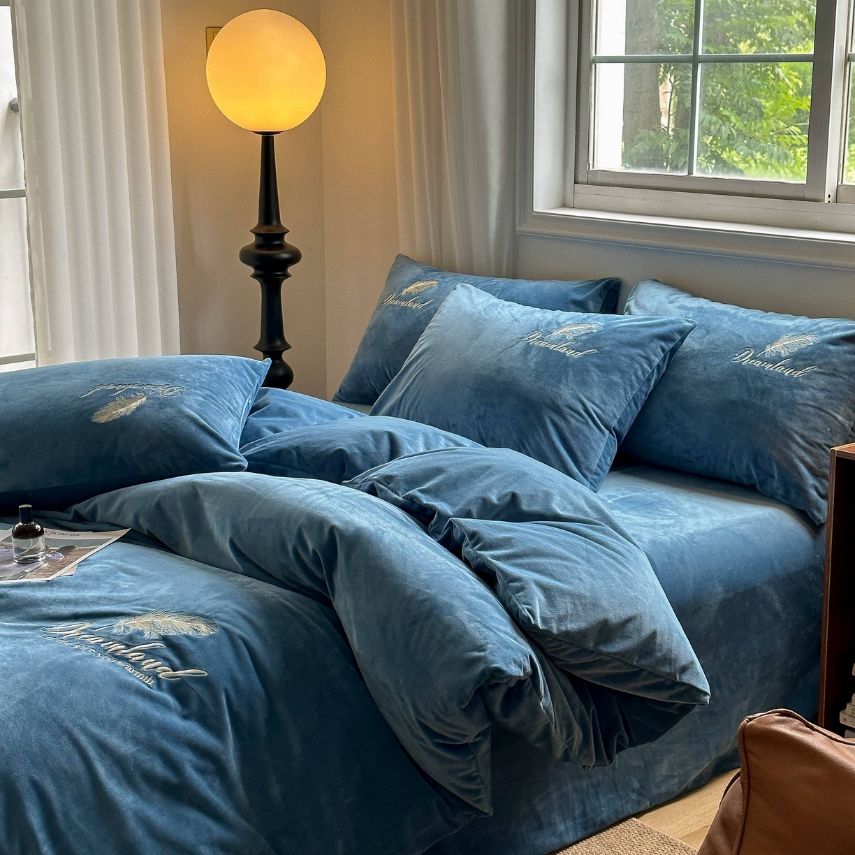 91家纺网 家纺一手货源 找家纺 （总）爱彼家纺 2025新款牛奶绒刺绣四件套--羽毛系列-风格一