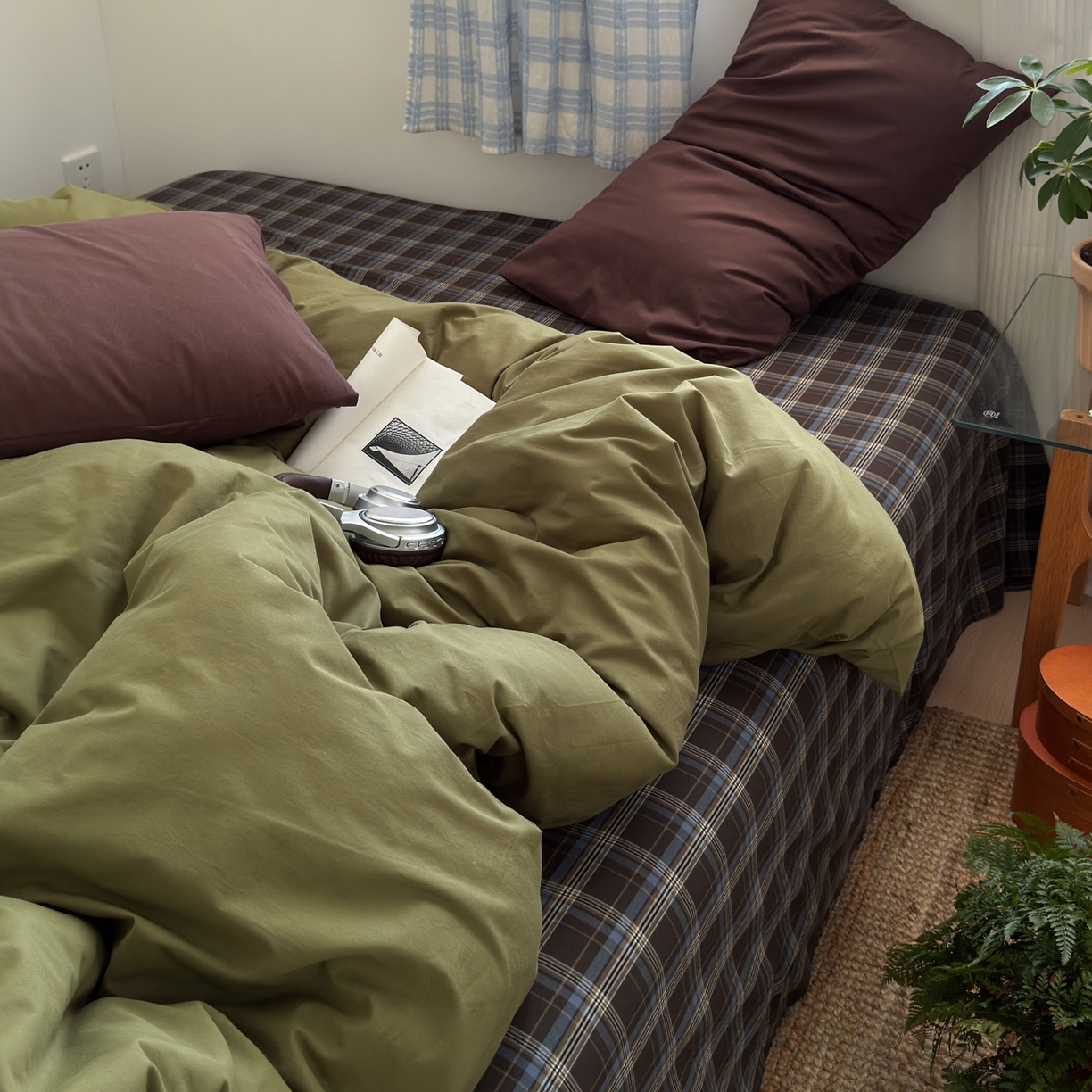 91家纺网 家纺一手货源 找家纺 玖弘家居 2025新款纯色被套格子单混搭四件套 海岸蓝格-橄榄绿（枕套巧克力棕）
