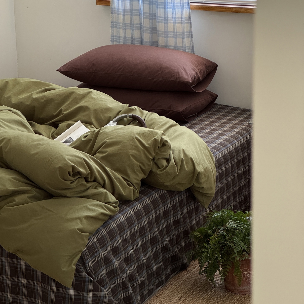 91家纺网 家纺一手货源 找家纺 玖弘家居 2025新款纯色被套格子单混搭四件套 海岸蓝格-橄榄绿（枕套巧克力棕）