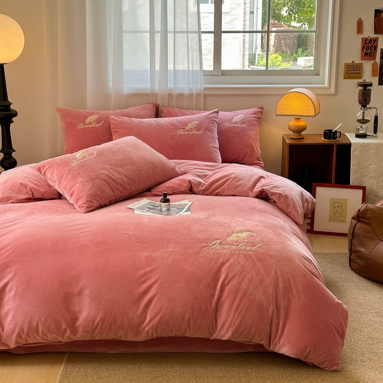 91家纺网 家纺一手货源 找家纺 （总）爱彼家纺 2025新款牛奶绒刺绣四件套--羽毛系列-风格一