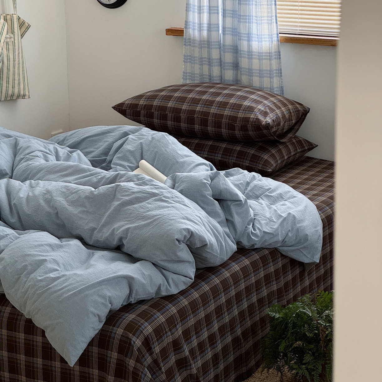 91家纺网 家纺一手货源 找家纺 玖弘家居 2025新款纯色被套格子单混搭四件套 海岸蓝格-浅蓝（枕套格子）