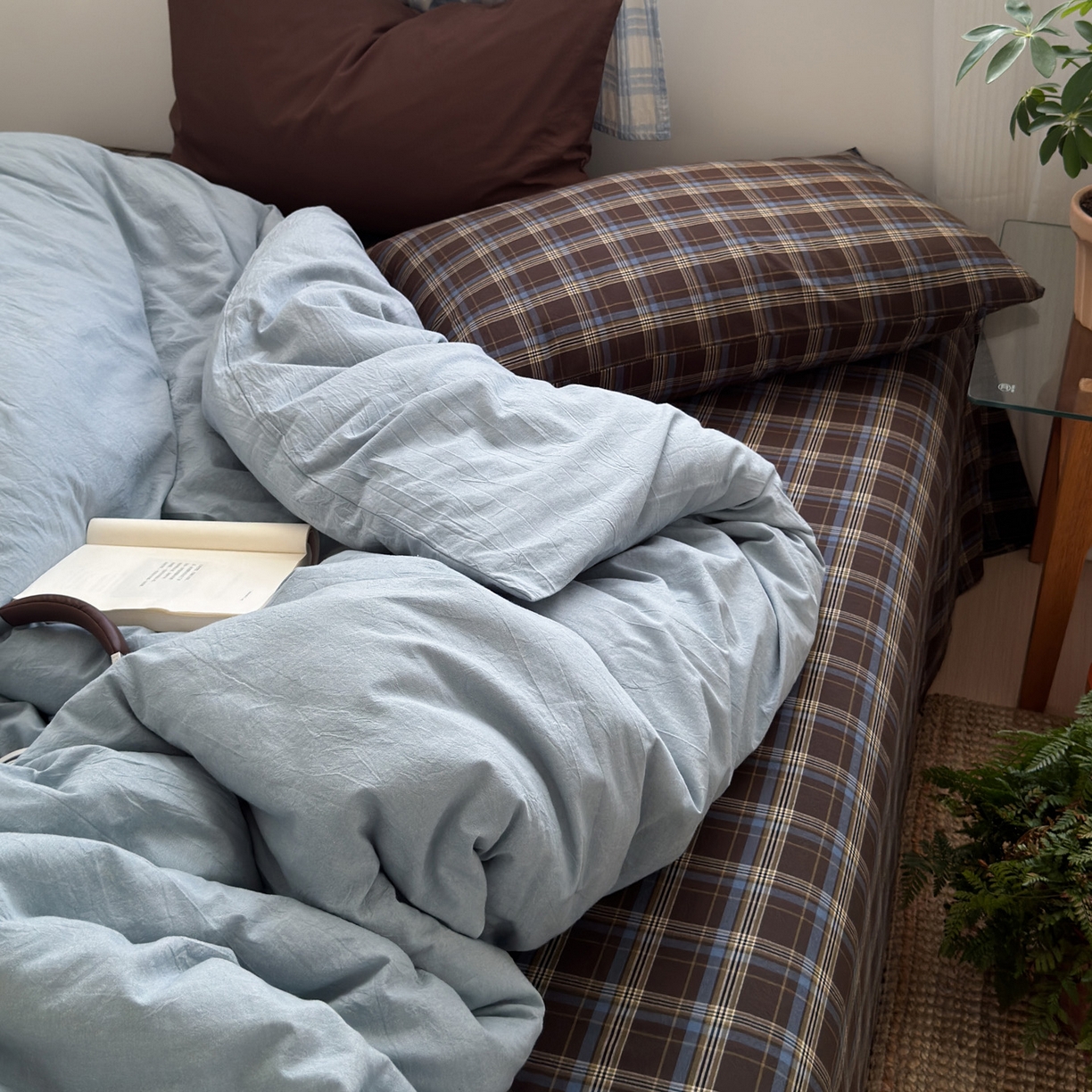91家纺网 家纺一手货源 找家纺 玖弘家居 2025新款纯色被套格子单混搭四件套 海岸蓝格-浅蓝(枕套格子+巧克力棕）
