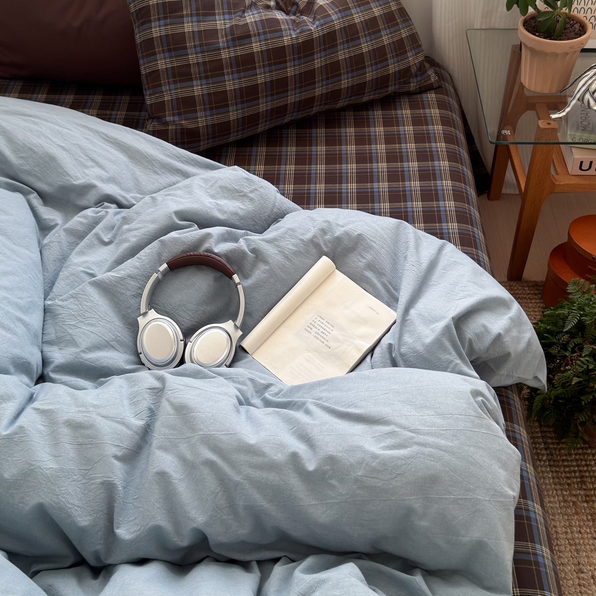 91家纺网 家纺一手货源 找家纺 玖弘家居 2025新款纯色被套格子单混搭四件套 海岸蓝格-浅蓝(枕套格子+巧克力棕）