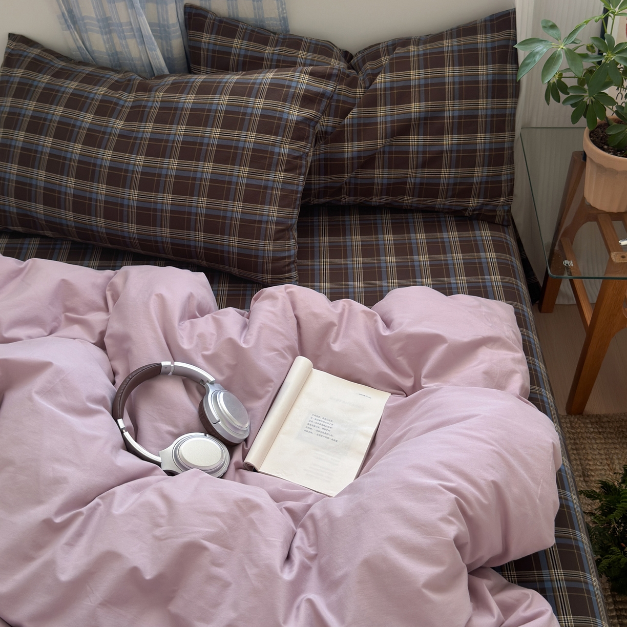 91家纺网 家纺一手货源 找家纺 玖弘家居 2025新款纯色被套格子单混搭四件套 海岸蓝格-芋紫(枕套格子)