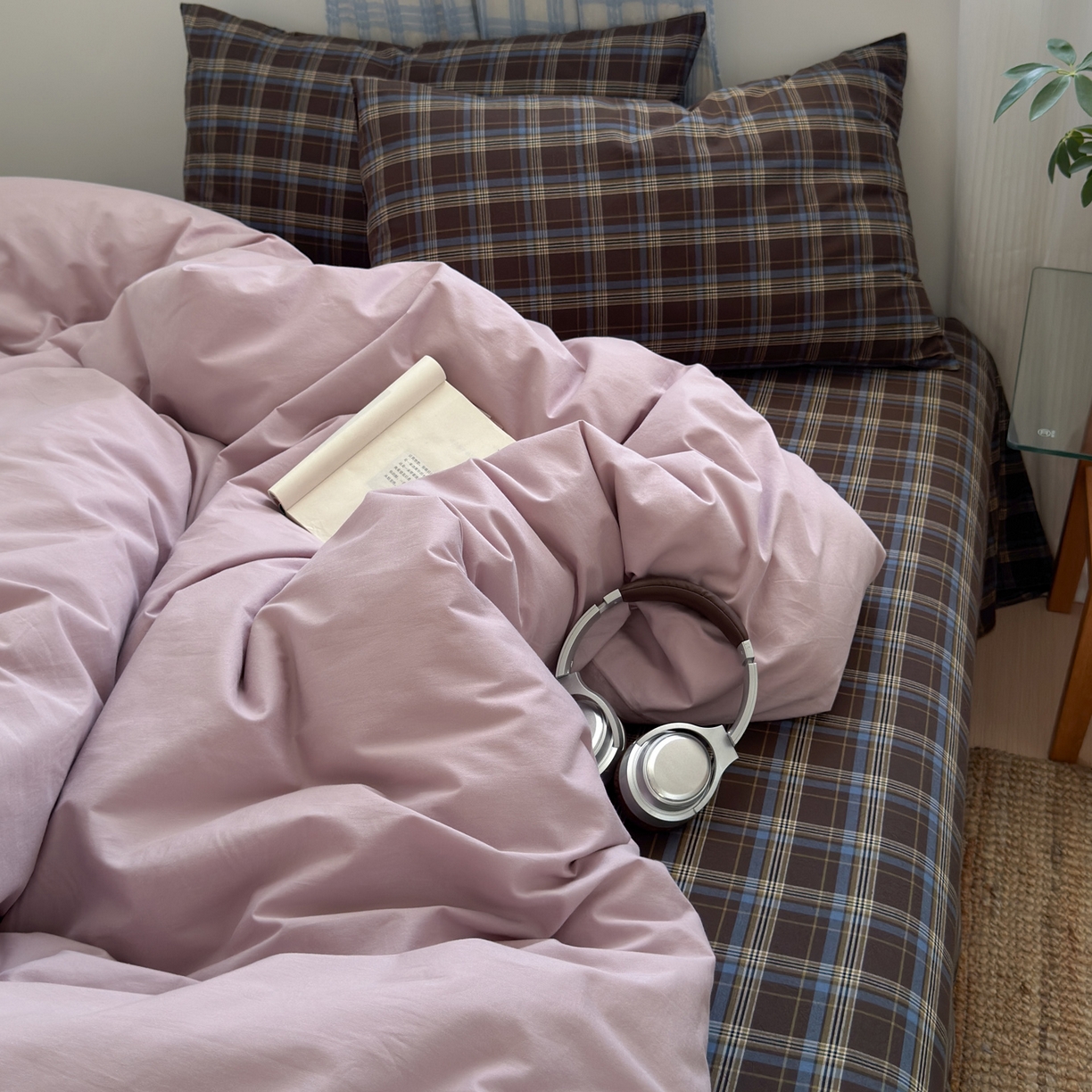 91家纺网 家纺一手货源 找家纺 玖弘家居 2025新款纯色被套格子单混搭四件套 海岸蓝格-芋紫(枕套格子)