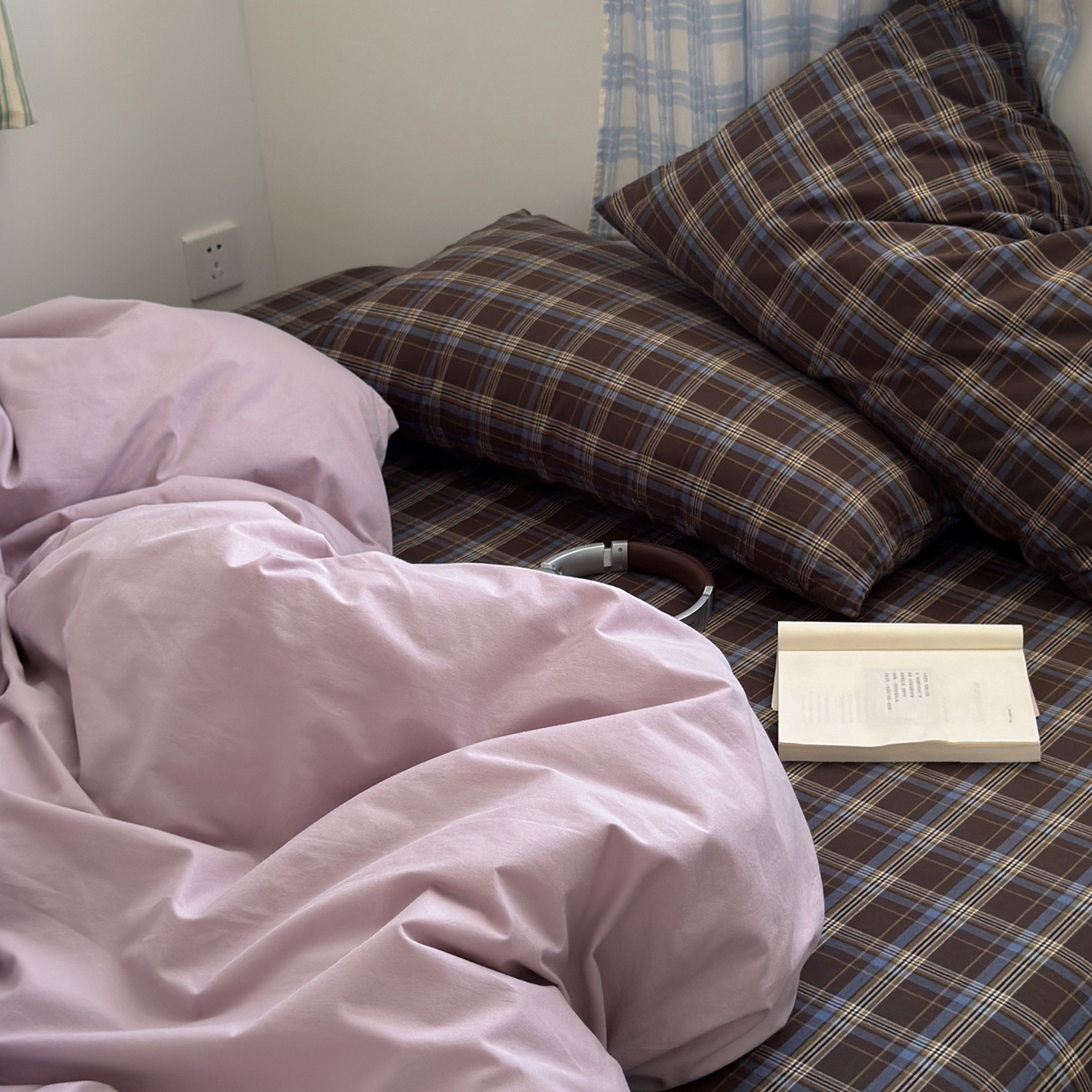 91家纺网 家纺一手货源 找家纺 玖弘家居 2025新款纯色被套格子单混搭四件套 海岸蓝格-芋紫(枕套格子)