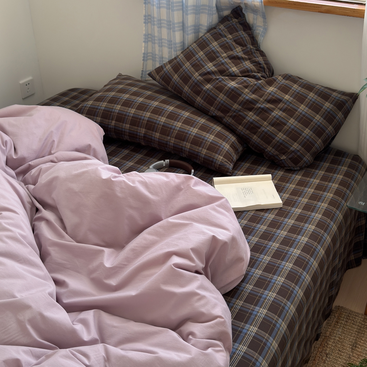 91家纺网 家纺一手货源 找家纺 玖弘家居 2025新款纯色被套格子单混搭四件套 海岸蓝格-芋紫(枕套格子)