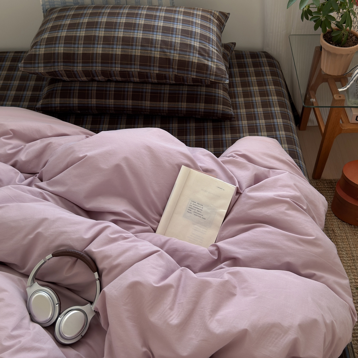 91家纺网 家纺一手货源 找家纺 玖弘家居 2025新款纯色被套格子单混搭四件套 海岸蓝格-芋紫(枕套格子)