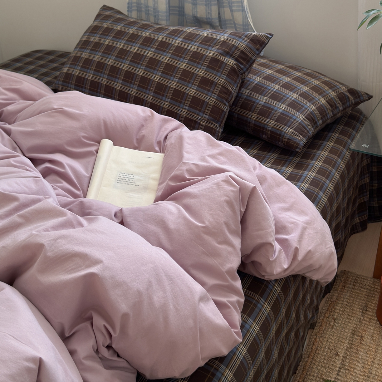 91家纺网 家纺一手货源 找家纺 玖弘家居 2025新款纯色被套格子单混搭四件套 海岸蓝格-芋紫(枕套格子)