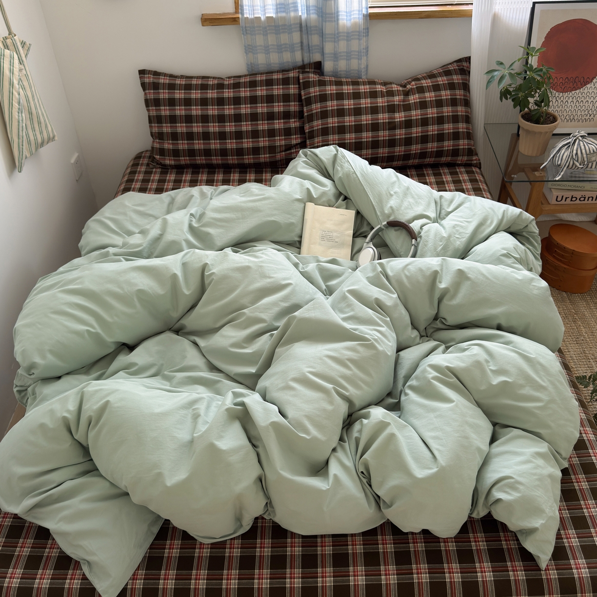 91家纺网 家纺一手货源 找家纺 玖弘家居 2025新款纯色被套格子单混搭四件套 赤线红格-淡绿（枕套格子）